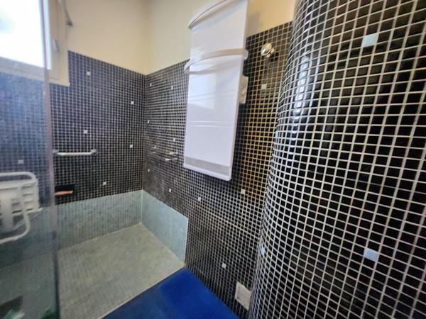 CHATEAUNEUF DE GADAGNE - ENTRE AVIGNON ET ISLE SUR LA SORGUE - MAISON AVEC ANNEXES ET 2 GARAGES SUR 700 M² DE TERRAIN