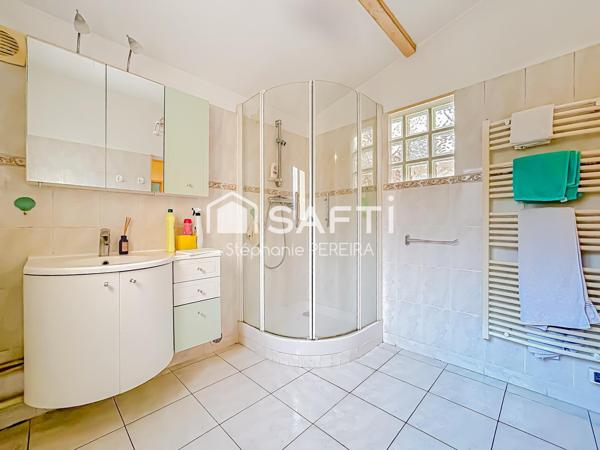 Maison individuelle avec une chambre au RDC