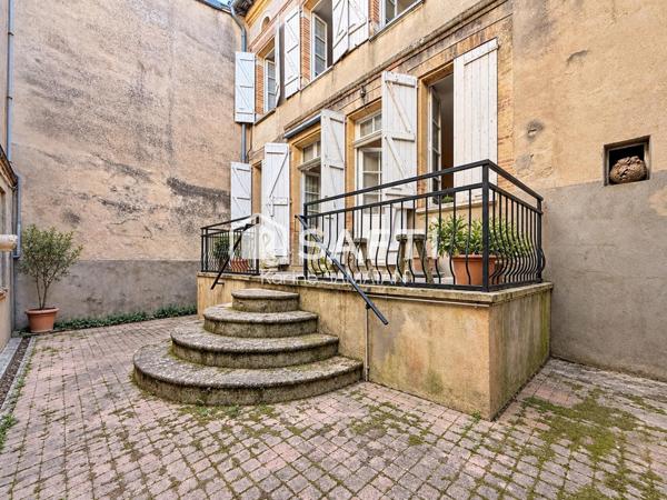 Immeuble bourgeois à rénover au cœur de Montastruc-la-Conseillère, offrant de beaux volumes, un T3 indépendant, deux garages et un fort potentiel d’aménagement.