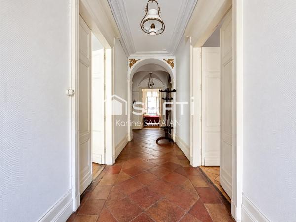 Immeuble bourgeois à rénover au cœur de Montastruc-la-Conseillère, offrant de beaux volumes, un T3 indépendant, deux garages et un fort potentiel d’aménagement.