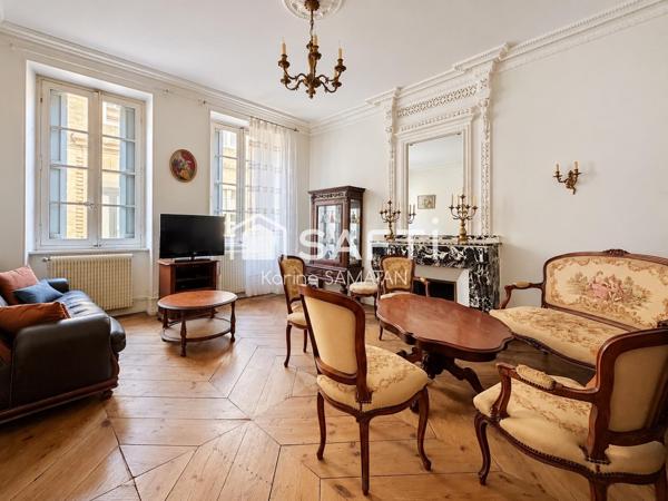 Immeuble bourgeois à rénover au cœur de Montastruc-la-Conseillère, offrant de beaux volumes, un T3 indépendant, deux garages et un fort potentiel d’aménagement.