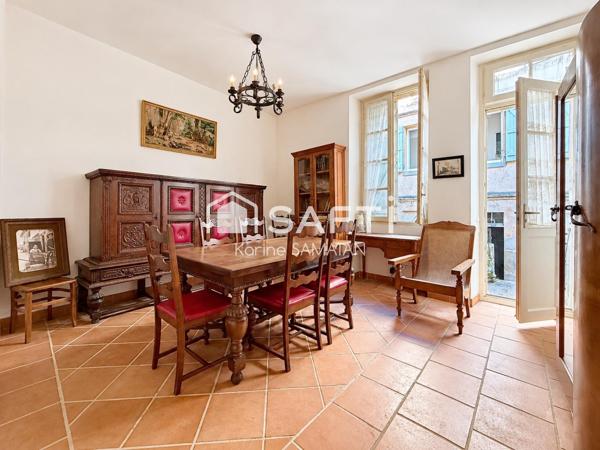 Immeuble bourgeois à rénover au cœur de Montastruc-la-Conseillère, offrant de beaux volumes, un T3 indépendant, deux garages et un fort potentiel d’aménagement.