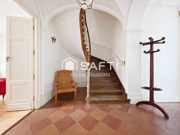 Immeuble bourgeois à rénover au cœur de Montastruc-la-Conseillère, offrant de beaux volumes, un T3 indépendant, deux garages et un fort potentiel d’aménagement.