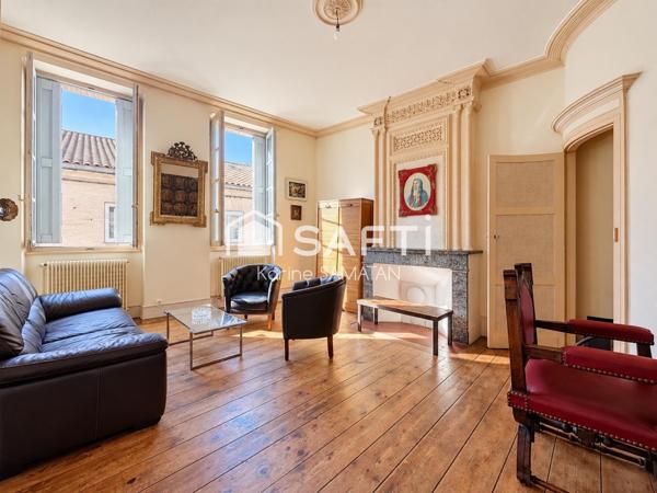 Immeuble bourgeois à rénover au cœur de Montastruc-la-Conseillère, offrant de beaux volumes, un T3 indépendant, deux garages et un fort potentiel d’aménagement.