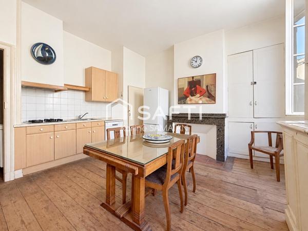 Immeuble bourgeois à rénover au cœur de Montastruc-la-Conseillère, offrant de beaux volumes, un T3 indépendant, deux garages et un fort potentiel d’aménagement.