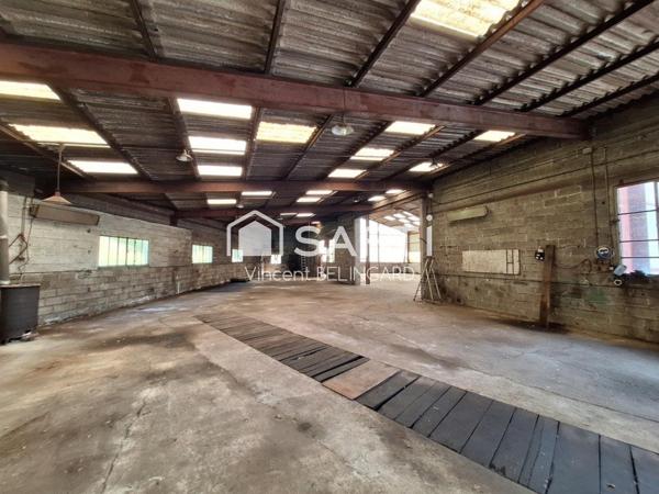 Ancien garage mécanique poids lourds avec station service désaffectée et maison d'habitation