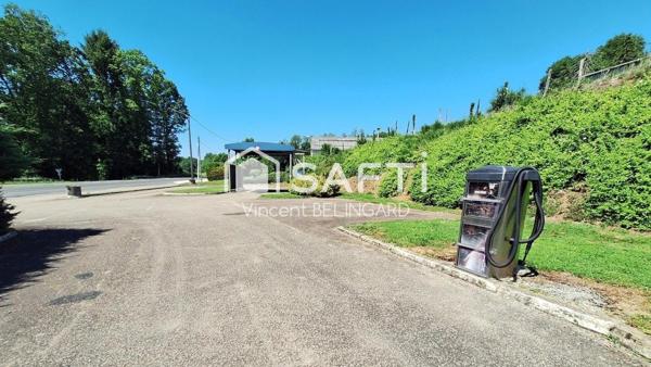 Ancien garage mécanique poids lourds avec station service désaffectée et maison d'habitation