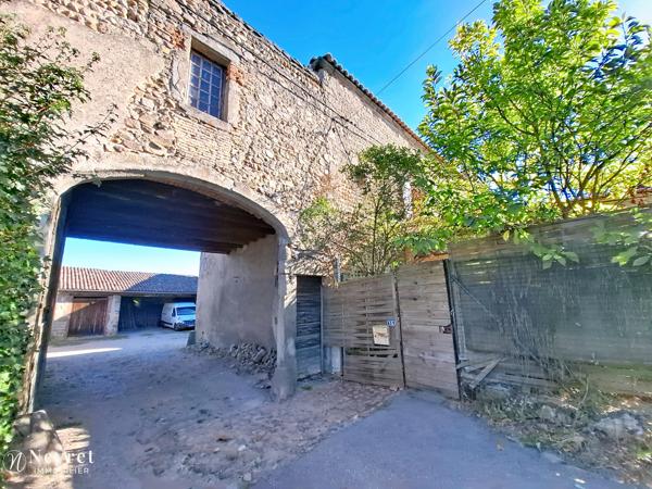 Rare, dans corps de logis du XVI e siècle, Maison de 191,64 m², 4 chambres sur 832 m² clos et arboré