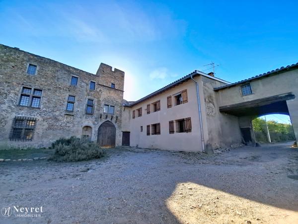 Rare, dans corps de logis du XVI e siècle, Maison de 191,64 m², 4 chambres sur 832 m² clos et arboré