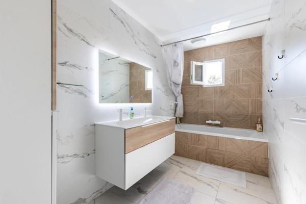 Confort et calme à 2 pas du tram : maison moderne avec jardin