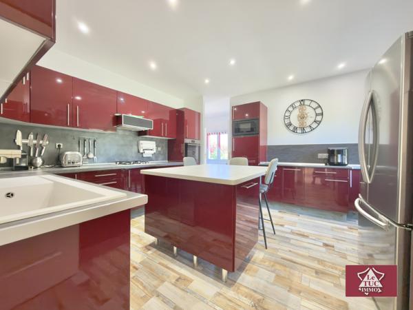 Grande maison tout confort avec pool house et piscine. Dausse (47140)