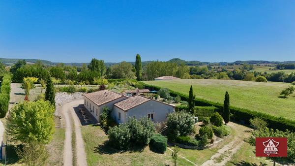 Grande maison tout confort avec pool house et piscine. Dausse (47140)