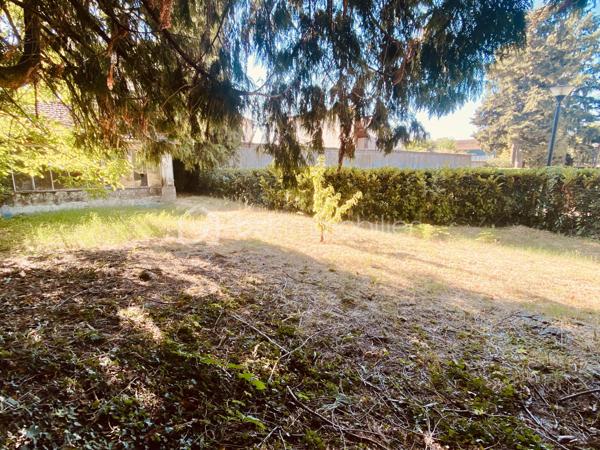En exclusivité, Rare sur le secteur ! Découvrez ce terrain de 218 m², idéalement situé en plein centre de Dagneux, à proximité immédiate des commerces, écoles et commodités, à 5 mn de l'autoroute A42, à 3 mn de la gare de Montluel.
Le terrain est non viabilisé, mais les réseaux se trouvent à proximité, facilitant les futurs raccordements.
Vous souhaitez concrétiser votre projet de construction ? Je peux également vous proposer un projet personnalisé avec un constructeur partenaire, adapté à vos envies et à votre budget.
Une belle opportunité à ne pas manquer!
Contactez-moi rapidement pour plus d’informations ou pour organiser une visite !