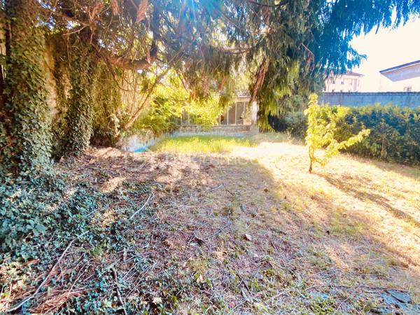 En exclusivité, Rare sur le secteur ! Découvrez ce terrain de 218 m², idéalement situé en plein centre de Dagneux, à proximité immédiate des commerces, écoles et commodités, à 5 mn de l'autoroute A42, à 3 mn de la gare de Montluel.
Le terrain est non viabilisé, mais les réseaux se trouvent à proximité, facilitant les futurs raccordements.
Vous souhaitez concrétiser votre projet de construction ? Je peux également vous proposer un projet personnalisé avec un constructeur partenaire, adapté à vos envies et à votre budget.
Une belle opportunité à ne pas manquer!
Contactez-moi rapidement pour plus d’informations ou pour organiser une visite !