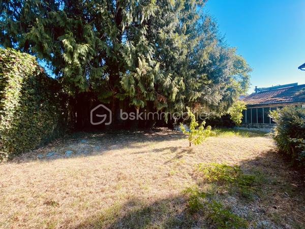 En exclusivité, Rare sur le secteur ! Découvrez ce terrain de 218 m², idéalement situé en plein centre de Dagneux, à proximité immédiate des commerces, écoles et commodités, à 5 mn de l'autoroute A42, à 3 mn de la gare de Montluel.
Le terrain est non viabilisé, mais les réseaux se trouvent à proximité, facilitant les futurs raccordements.
Vous souhaitez concrétiser votre projet de construction ? Je peux également vous proposer un projet personnalisé avec un constructeur partenaire, adapté à vos envies et à votre budget.
Une belle opportunité à ne pas manquer!
Contactez-moi rapidement pour plus d’informations ou pour organiser une visite !
