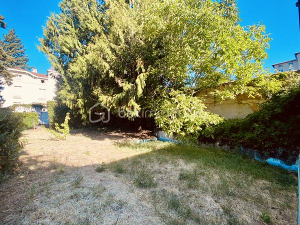 En exclusivité, Rare sur le secteur ! Découvrez ce terrain de 218 m², idéalement situé en plein centre de Dagneux, à proximité immédiate des commerces, écoles et commodités, à 5 mn de l'autoroute A42, à 3 mn de la gare de Montluel.
Le terrain est non viabilisé, mais les réseaux se trouvent à proximité, facilitant les futurs raccordements.
Vous souhaitez concrétiser votre projet de construction ? Je peux également vous proposer un projet personnalisé avec un constructeur partenaire, adapté à vos envies et à votre budget.
Une belle opportunité à ne pas manquer!
Contactez-moi rapidement pour plus d’informations ou pour organiser une visite !