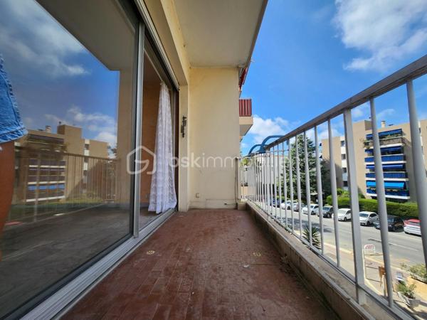 Situé dans un environnement résidentiel recherché du Haut de Cimiez, au sein d’une résidence sécurisée et bien entretenue avec ascenseur, cet appartement de 2 pièces de 55,5 m² se trouve au 3ᵉ étage sur 4.
L’appartement se compose d’une entrée avec rangements, d’un séjour lumineux bénéficiant de deux terrasses, d’une cuisine indépendante pouvant être ouverte sur le séjour afin de créer une belle pièce de vie contemporaine, d’une chambre avec sa propre terrasse, d’une salle d’eau ainsi que d’un WC indépendant.
Le séjour et la chambre sont tous deux équipés de la climatisation.
L’appartement offre de beaux volumes, une belle luminosité et un réel potentiel de modernisation.
Afin de vous aider à vous projeter, plusieurs photos de l’annonce ont été aménagées virtuellement avec du mobilier et une décoration contemporaine. Ces visuels permettent d’imaginer plus facilement le potentiel du bien après rénovation et aménagement.
Le plan actuel de l’appartement est présenté en avant-dernière photo. La dernière photo propose quant à elle une projection d’aménagement avec une cuisine ouverte sur le séjour, permettant de visualiser la création d’une grande pièce de vie plus moderne et conviviale.
Une cave complète ce bien.
Possibilité d’acquérir un garage en sus.
Un appartement à fort potentiel, idéal pour une résidence principale, un pied-à-terre ou un projet de rénovation dans un secteur résidentiel recherché de Nice.