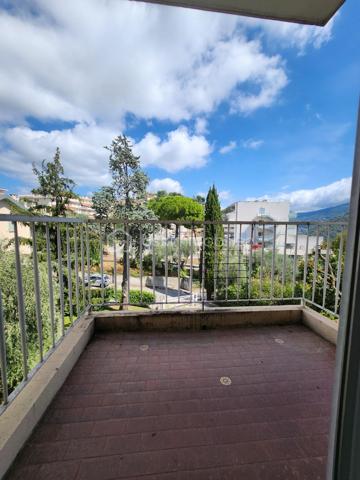 Situé dans un environnement résidentiel recherché du Haut de Cimiez, au sein d’une résidence sécurisée et bien entretenue avec ascenseur, cet appartement de 2 pièces de 55,5 m² se trouve au 3ᵉ étage sur 4.
L’appartement se compose d’une entrée avec rangements, d’un séjour lumineux bénéficiant de deux terrasses, d’une cuisine indépendante pouvant être ouverte sur le séjour afin de créer une belle pièce de vie contemporaine, d’une chambre avec sa propre terrasse, d’une salle d’eau ainsi que d’un WC indépendant.
Le séjour et la chambre sont tous deux équipés de la climatisation.
L’appartement offre de beaux volumes, une belle luminosité et un réel potentiel de modernisation.
Afin de vous aider à vous projeter, plusieurs photos de l’annonce ont été aménagées virtuellement avec du mobilier et une décoration contemporaine. Ces visuels permettent d’imaginer plus facilement le potentiel du bien après rénovation et aménagement.
Le plan actuel de l’appartement est présenté en avant-dernière photo. La dernière photo propose quant à elle une projection d’aménagement avec une cuisine ouverte sur le séjour, permettant de visualiser la création d’une grande pièce de vie plus moderne et conviviale.
Une cave complète ce bien.
Possibilité d’acquérir un garage en sus.
Un appartement à fort potentiel, idéal pour une résidence principale, un pied-à-terre ou un projet de rénovation dans un secteur résidentiel recherché de Nice.