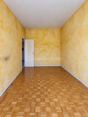 Situé dans un environnement résidentiel recherché du Haut de Cimiez, au sein d’une résidence sécurisée et bien entretenue avec ascenseur, cet appartement de 2 pièces de 55,5 m² se trouve au 3ᵉ étage sur 4.
L’appartement se compose d’une entrée avec rangements, d’un séjour lumineux bénéficiant de deux terrasses, d’une cuisine indépendante pouvant être ouverte sur le séjour afin de créer une belle pièce de vie contemporaine, d’une chambre avec sa propre terrasse, d’une salle d’eau ainsi que d’un WC indépendant.
Le séjour et la chambre sont tous deux équipés de la climatisation.
L’appartement offre de beaux volumes, une belle luminosité et un réel potentiel de modernisation.
Afin de vous aider à vous projeter, plusieurs photos de l’annonce ont été aménagées virtuellement avec du mobilier et une décoration contemporaine. Ces visuels permettent d’imaginer plus facilement le potentiel du bien après rénovation et aménagement.
Le plan actuel de l’appartement est présenté en avant-dernière photo. La dernière photo propose quant à elle une projection d’aménagement avec une cuisine ouverte sur le séjour, permettant de visualiser la création d’une grande pièce de vie plus moderne et conviviale.
Une cave complète ce bien.
Possibilité d’acquérir un garage en sus.
Un appartement à fort potentiel, idéal pour une résidence principale, un pied-à-terre ou un projet de rénovation dans un secteur résidentiel recherché de Nice.