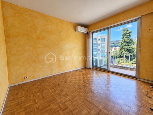 Situé dans un environnement résidentiel recherché du Haut de Cimiez, au sein d’une résidence sécurisée et bien entretenue avec ascenseur, cet appartement de 2 pièces de 55,5 m² se trouve au 3ᵉ étage sur 4.
L’appartement se compose d’une entrée avec rangements, d’un séjour lumineux bénéficiant de deux terrasses, d’une cuisine indépendante pouvant être ouverte sur le séjour afin de créer une belle pièce de vie contemporaine, d’une chambre avec sa propre terrasse, d’une salle d’eau ainsi que d’un WC indépendant.
Le séjour et la chambre sont tous deux équipés de la climatisation.
L’appartement offre de beaux volumes, une belle luminosité et un réel potentiel de modernisation.
Afin de vous aider à vous projeter, plusieurs photos de l’annonce ont été aménagées virtuellement avec du mobilier et une décoration contemporaine. Ces visuels permettent d’imaginer plus facilement le potentiel du bien après rénovation et aménagement.
Le plan actuel de l’appartement est présenté en avant-dernière photo. La dernière photo propose quant à elle une projection d’aménagement avec une cuisine ouverte sur le séjour, permettant de visualiser la création d’une grande pièce de vie plus moderne et conviviale.
Une cave complète ce bien.
Possibilité d’acquérir un garage en sus.
Un appartement à fort potentiel, idéal pour une résidence principale, un pied-à-terre ou un projet de rénovation dans un secteur résidentiel recherché de Nice.