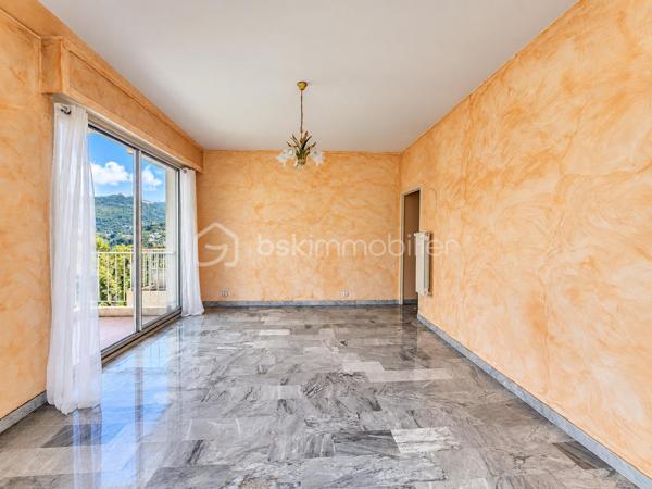 Situé dans un environnement résidentiel recherché du Haut de Cimiez, au sein d’une résidence sécurisée et bien entretenue avec ascenseur, cet appartement de 2 pièces de 55,5 m² se trouve au 3ᵉ étage sur 4.
L’appartement se compose d’une entrée avec rangements, d’un séjour lumineux bénéficiant de deux terrasses, d’une cuisine indépendante pouvant être ouverte sur le séjour afin de créer une belle pièce de vie contemporaine, d’une chambre avec sa propre terrasse, d’une salle d’eau ainsi que d’un WC indépendant.
Le séjour et la chambre sont tous deux équipés de la climatisation.
L’appartement offre de beaux volumes, une belle luminosité et un réel potentiel de modernisation.
Afin de vous aider à vous projeter, plusieurs photos de l’annonce ont été aménagées virtuellement avec du mobilier et une décoration contemporaine. Ces visuels permettent d’imaginer plus facilement le potentiel du bien après rénovation et aménagement.
Le plan actuel de l’appartement est présenté en avant-dernière photo. La dernière photo propose quant à elle une projection d’aménagement avec une cuisine ouverte sur le séjour, permettant de visualiser la création d’une grande pièce de vie plus moderne et conviviale.
Une cave complète ce bien.
Possibilité d’acquérir un garage en sus.
Un appartement à fort potentiel, idéal pour une résidence principale, un pied-à-terre ou un projet de rénovation dans un secteur résidentiel recherché de Nice.