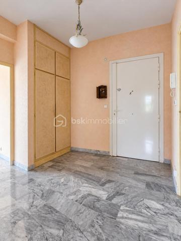 Situé dans un environnement résidentiel recherché du Haut de Cimiez, au sein d’une résidence sécurisée et bien entretenue avec ascenseur, cet appartement de 2 pièces de 55,5 m² se trouve au 3ᵉ étage sur 4.
L’appartement se compose d’une entrée avec rangements, d’un séjour lumineux bénéficiant de deux terrasses, d’une cuisine indépendante pouvant être ouverte sur le séjour afin de créer une belle pièce de vie contemporaine, d’une chambre avec sa propre terrasse, d’une salle d’eau ainsi que d’un WC indépendant.
Le séjour et la chambre sont tous deux équipés de la climatisation.
L’appartement offre de beaux volumes, une belle luminosité et un réel potentiel de modernisation.
Afin de vous aider à vous projeter, plusieurs photos de l’annonce ont été aménagées virtuellement avec du mobilier et une décoration contemporaine. Ces visuels permettent d’imaginer plus facilement le potentiel du bien après rénovation et aménagement.
Le plan actuel de l’appartement est présenté en avant-dernière photo. La dernière photo propose quant à elle une projection d’aménagement avec une cuisine ouverte sur le séjour, permettant de visualiser la création d’une grande pièce de vie plus moderne et conviviale.
Une cave complète ce bien.
Possibilité d’acquérir un garage en sus.
Un appartement à fort potentiel, idéal pour une résidence principale, un pied-à-terre ou un projet de rénovation dans un secteur résidentiel recherché de Nice.