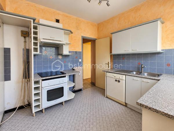 Situé dans un environnement résidentiel recherché du Haut de Cimiez, au sein d’une résidence sécurisée et bien entretenue avec ascenseur, cet appartement de 2 pièces de 55,5 m² se trouve au 3ᵉ étage sur 4.
L’appartement se compose d’une entrée avec rangements, d’un séjour lumineux bénéficiant de deux terrasses, d’une cuisine indépendante pouvant être ouverte sur le séjour afin de créer une belle pièce de vie contemporaine, d’une chambre avec sa propre terrasse, d’une salle d’eau ainsi que d’un WC indépendant.
Le séjour et la chambre sont tous deux équipés de la climatisation.
L’appartement offre de beaux volumes, une belle luminosité et un réel potentiel de modernisation.
Afin de vous aider à vous projeter, plusieurs photos de l’annonce ont été aménagées virtuellement avec du mobilier et une décoration contemporaine. Ces visuels permettent d’imaginer plus facilement le potentiel du bien après rénovation et aménagement.
Le plan actuel de l’appartement est présenté en avant-dernière photo. La dernière photo propose quant à elle une projection d’aménagement avec une cuisine ouverte sur le séjour, permettant de visualiser la création d’une grande pièce de vie plus moderne et conviviale.
Une cave complète ce bien.
Possibilité d’acquérir un garage en sus.
Un appartement à fort potentiel, idéal pour une résidence principale, un pied-à-terre ou un projet de rénovation dans un secteur résidentiel recherché de Nice.