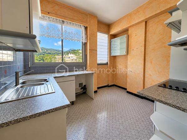 Situé dans un environnement résidentiel recherché du Haut de Cimiez, au sein d’une résidence sécurisée et bien entretenue avec ascenseur, cet appartement de 2 pièces de 55,5 m² se trouve au 3ᵉ étage sur 4.
L’appartement se compose d’une entrée avec rangements, d’un séjour lumineux bénéficiant de deux terrasses, d’une cuisine indépendante pouvant être ouverte sur le séjour afin de créer une belle pièce de vie contemporaine, d’une chambre avec sa propre terrasse, d’une salle d’eau ainsi que d’un WC indépendant.
Le séjour et la chambre sont tous deux équipés de la climatisation.
L’appartement offre de beaux volumes, une belle luminosité et un réel potentiel de modernisation.
Afin de vous aider à vous projeter, plusieurs photos de l’annonce ont été aménagées virtuellement avec du mobilier et une décoration contemporaine. Ces visuels permettent d’imaginer plus facilement le potentiel du bien après rénovation et aménagement.
Le plan actuel de l’appartement est présenté en avant-dernière photo. La dernière photo propose quant à elle une projection d’aménagement avec une cuisine ouverte sur le séjour, permettant de visualiser la création d’une grande pièce de vie plus moderne et conviviale.
Une cave complète ce bien.
Possibilité d’acquérir un garage en sus.
Un appartement à fort potentiel, idéal pour une résidence principale, un pied-à-terre ou un projet de rénovation dans un secteur résidentiel recherché de Nice.