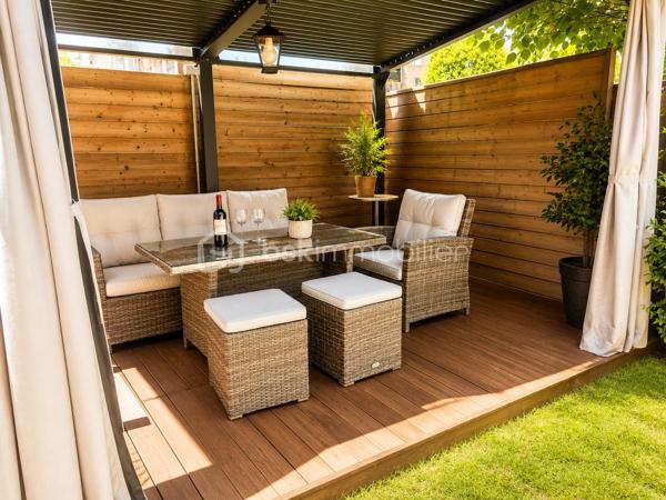 Vous souhaitez vivre en centre-ville, disposer d un jardin et d un grand garage ?
Cette maison est idéale pour vous !
En effet, elle dispose de 4 belles chambres aux beaux volumes, d une belle pièce de vie ouverte sur une cuisine équipée BIASOTTO, une buanderie, salle de bains avec douche et baignoire. Un grand salon (actuellement équipée en home cinéma) de 33 m2 vous attend et donne sur le jardin.
Un studio indépendant a été aménagé avec sa salle d eau.
 Vous disposez par ailleurs d un garage de  plus de 120 m2 avec porte électrique pouvant accueillir de nombreux véhicules.(2,75 m sous porte)
Des panneaux solaires récents assurent la production électrique du logement puis revente. 
Chauffage gaz. Climatisation.
Récupérateurs d eau.
L extérieur est agréable, sans vis à vis et dispose d une pergola et d un espace barbecue.
A visiter sans tarder !