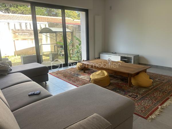 Vous souhaitez vivre en centre-ville, disposer d un jardin et d un grand garage ?
Cette maison est idéale pour vous !
En effet, elle dispose de 4 belles chambres aux beaux volumes, d une belle pièce de vie ouverte sur une cuisine équipée BIASOTTO, une buanderie, salle de bains avec douche et baignoire. Un grand salon (actuellement équipée en home cinéma) de 33 m2 vous attend et donne sur le jardin.
Un studio indépendant a été aménagé avec sa salle d eau.
 Vous disposez par ailleurs d un garage de  plus de 120 m2 avec porte électrique pouvant accueillir de nombreux véhicules.(2,75 m sous porte)
Des panneaux solaires récents assurent la production électrique du logement puis revente. 
Chauffage gaz. Climatisation.
Récupérateurs d eau.
L extérieur est agréable, sans vis à vis et dispose d une pergola et d un espace barbecue.
A visiter sans tarder !