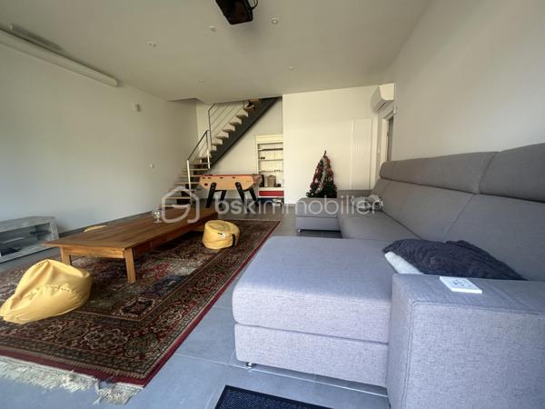 Vous souhaitez vivre en centre-ville, disposer d un jardin et d un grand garage ?
Cette maison est idéale pour vous !
En effet, elle dispose de 4 belles chambres aux beaux volumes, d une belle pièce de vie ouverte sur une cuisine équipée BIASOTTO, une buanderie, salle de bains avec douche et baignoire. Un grand salon (actuellement équipée en home cinéma) de 33 m2 vous attend et donne sur le jardin.
Un studio indépendant a été aménagé avec sa salle d eau.
 Vous disposez par ailleurs d un garage de  plus de 120 m2 avec porte électrique pouvant accueillir de nombreux véhicules.(2,75 m sous porte)
Des panneaux solaires récents assurent la production électrique du logement puis revente. 
Chauffage gaz. Climatisation.
Récupérateurs d eau.
L extérieur est agréable, sans vis à vis et dispose d une pergola et d un espace barbecue.
A visiter sans tarder !