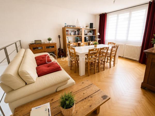 Vous souhaitez vivre en centre-ville, disposer d un jardin et d un grand garage ?
Cette maison est idéale pour vous !
En effet, elle dispose de 4 belles chambres aux beaux volumes, d une belle pièce de vie ouverte sur une cuisine équipée BIASOTTO, une buanderie, salle de bains avec douche et baignoire. Un grand salon (actuellement équipée en home cinéma) de 33 m2 vous attend et donne sur le jardin.
Un studio indépendant a été aménagé avec sa salle d eau.
 Vous disposez par ailleurs d un garage de  plus de 120 m2 avec porte électrique pouvant accueillir de nombreux véhicules.(2,75 m sous porte)
Des panneaux solaires récents assurent la production électrique du logement puis revente. 
Chauffage gaz. Climatisation.
Récupérateurs d eau.
L extérieur est agréable, sans vis à vis et dispose d une pergola et d un espace barbecue.
A visiter sans tarder !