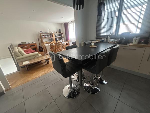 Vous souhaitez vivre en centre-ville, disposer d un jardin et d un grand garage ?
Cette maison est idéale pour vous !
En effet, elle dispose de 4 belles chambres aux beaux volumes, d une belle pièce de vie ouverte sur une cuisine équipée BIASOTTO, une buanderie, salle de bains avec douche et baignoire. Un grand salon (actuellement équipée en home cinéma) de 33 m2 vous attend et donne sur le jardin.
Un studio indépendant a été aménagé avec sa salle d eau.
 Vous disposez par ailleurs d un garage de  plus de 120 m2 avec porte électrique pouvant accueillir de nombreux véhicules.(2,75 m sous porte)
Des panneaux solaires récents assurent la production électrique du logement puis revente. 
Chauffage gaz. Climatisation.
Récupérateurs d eau.
L extérieur est agréable, sans vis à vis et dispose d une pergola et d un espace barbecue.
A visiter sans tarder !