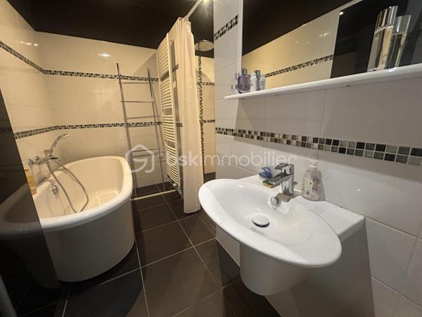 Vous souhaitez vivre en centre-ville, disposer d un jardin et d un grand garage ?
Cette maison est idéale pour vous !
En effet, elle dispose de 4 belles chambres aux beaux volumes, d une belle pièce de vie ouverte sur une cuisine équipée BIASOTTO, une buanderie, salle de bains avec douche et baignoire. Un grand salon (actuellement équipée en home cinéma) de 33 m2 vous attend et donne sur le jardin.
Un studio indépendant a été aménagé avec sa salle d eau.
 Vous disposez par ailleurs d un garage de  plus de 120 m2 avec porte électrique pouvant accueillir de nombreux véhicules.(2,75 m sous porte)
Des panneaux solaires récents assurent la production électrique du logement puis revente. 
Chauffage gaz. Climatisation.
Récupérateurs d eau.
L extérieur est agréable, sans vis à vis et dispose d une pergola et d un espace barbecue.
A visiter sans tarder !