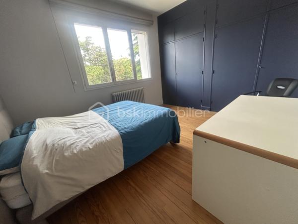 Vous souhaitez vivre en centre-ville, disposer d un jardin et d un grand garage ?
Cette maison est idéale pour vous !
En effet, elle dispose de 4 belles chambres aux beaux volumes, d une belle pièce de vie ouverte sur une cuisine équipée BIASOTTO, une buanderie, salle de bains avec douche et baignoire. Un grand salon (actuellement équipée en home cinéma) de 33 m2 vous attend et donne sur le jardin.
Un studio indépendant a été aménagé avec sa salle d eau.
 Vous disposez par ailleurs d un garage de  plus de 120 m2 avec porte électrique pouvant accueillir de nombreux véhicules.(2,75 m sous porte)
Des panneaux solaires récents assurent la production électrique du logement puis revente. 
Chauffage gaz. Climatisation.
Récupérateurs d eau.
L extérieur est agréable, sans vis à vis et dispose d une pergola et d un espace barbecue.
A visiter sans tarder !