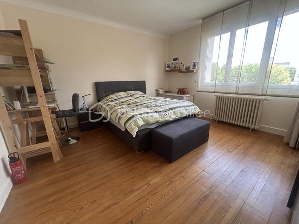 Vous souhaitez vivre en centre-ville, disposer d un jardin et d un grand garage ?
Cette maison est idéale pour vous !
En effet, elle dispose de 4 belles chambres aux beaux volumes, d une belle pièce de vie ouverte sur une cuisine équipée BIASOTTO, une buanderie, salle de bains avec douche et baignoire. Un grand salon (actuellement équipée en home cinéma) de 33 m2 vous attend et donne sur le jardin.
Un studio indépendant a été aménagé avec sa salle d eau.
 Vous disposez par ailleurs d un garage de  plus de 120 m2 avec porte électrique pouvant accueillir de nombreux véhicules.(2,75 m sous porte)
Des panneaux solaires récents assurent la production électrique du logement puis revente. 
Chauffage gaz. Climatisation.
Récupérateurs d eau.
L extérieur est agréable, sans vis à vis et dispose d une pergola et d un espace barbecue.
A visiter sans tarder !