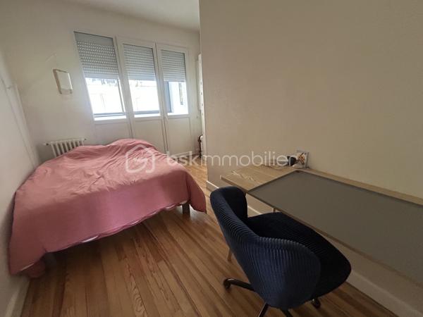Vous souhaitez vivre en centre-ville, disposer d un jardin et d un grand garage ?
Cette maison est idéale pour vous !
En effet, elle dispose de 4 belles chambres aux beaux volumes, d une belle pièce de vie ouverte sur une cuisine équipée BIASOTTO, une buanderie, salle de bains avec douche et baignoire. Un grand salon (actuellement équipée en home cinéma) de 33 m2 vous attend et donne sur le jardin.
Un studio indépendant a été aménagé avec sa salle d eau.
 Vous disposez par ailleurs d un garage de  plus de 120 m2 avec porte électrique pouvant accueillir de nombreux véhicules.(2,75 m sous porte)
Des panneaux solaires récents assurent la production électrique du logement puis revente. 
Chauffage gaz. Climatisation.
Récupérateurs d eau.
L extérieur est agréable, sans vis à vis et dispose d une pergola et d un espace barbecue.
A visiter sans tarder !