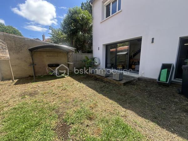 Vous souhaitez vivre en centre-ville, disposer d un jardin et d un grand garage ?
Cette maison est idéale pour vous !
En effet, elle dispose de 4 belles chambres aux beaux volumes, d une belle pièce de vie ouverte sur une cuisine équipée BIASOTTO, une buanderie, salle de bains avec douche et baignoire. Un grand salon (actuellement équipée en home cinéma) de 33 m2 vous attend et donne sur le jardin.
Un studio indépendant a été aménagé avec sa salle d eau.
 Vous disposez par ailleurs d un garage de  plus de 120 m2 avec porte électrique pouvant accueillir de nombreux véhicules.(2,75 m sous porte)
Des panneaux solaires récents assurent la production électrique du logement puis revente. 
Chauffage gaz. Climatisation.
Récupérateurs d eau.
L extérieur est agréable, sans vis à vis et dispose d une pergola et d un espace barbecue.
A visiter sans tarder !