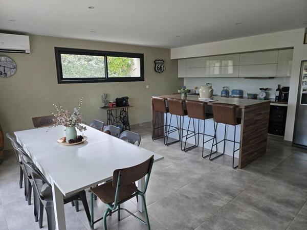 Villa de 124.7 M2 avec piscine et garage sur un terrain clos et arboré de 735 M2 au calme sans vis à vis