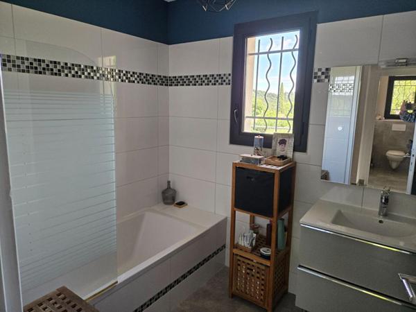 Villa de 124.7 M2 avec piscine et garage sur un terrain clos et arboré de 735 M2 au calme sans vis à vis