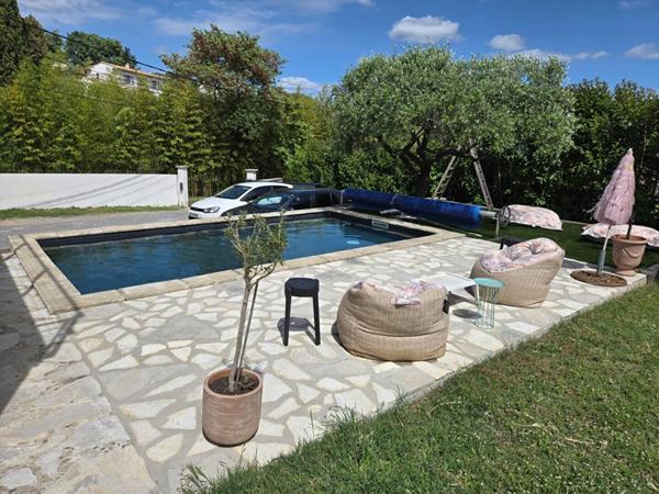 Villa de 124.7 M2 avec piscine et garage sur un terrain clos et arboré de 735 M2 au calme sans vis à vis