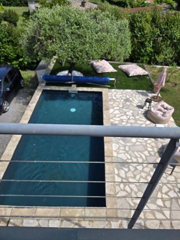 Villa de 124.7 M2 avec piscine et garage sur un terrain clos et arboré de 735 M2 au calme sans vis à vis