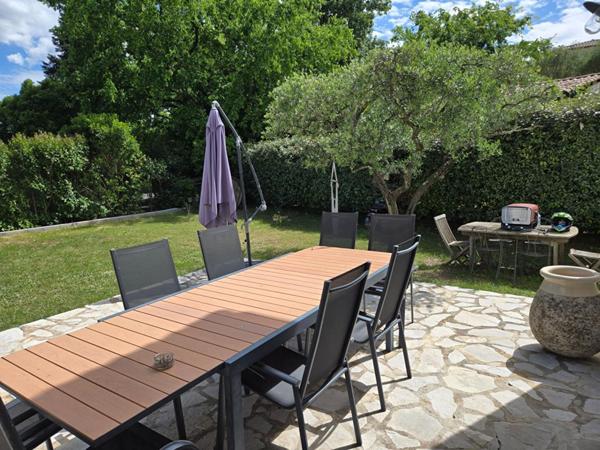 Villa de 124.7 M2 avec piscine et garage sur un terrain clos et arboré de 735 M2 au calme sans vis à vis