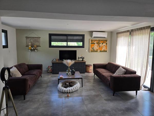 Villa de 124.7 M2 avec piscine et garage sur un terrain clos et arboré de 735 M2 au calme sans vis à vis