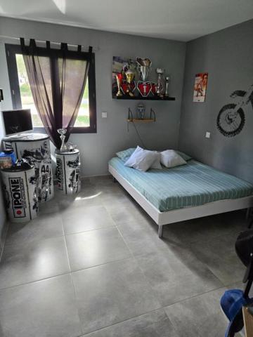 Villa de 124.7 M2 avec piscine et garage sur un terrain clos et arboré de 735 M2 au calme sans vis à vis