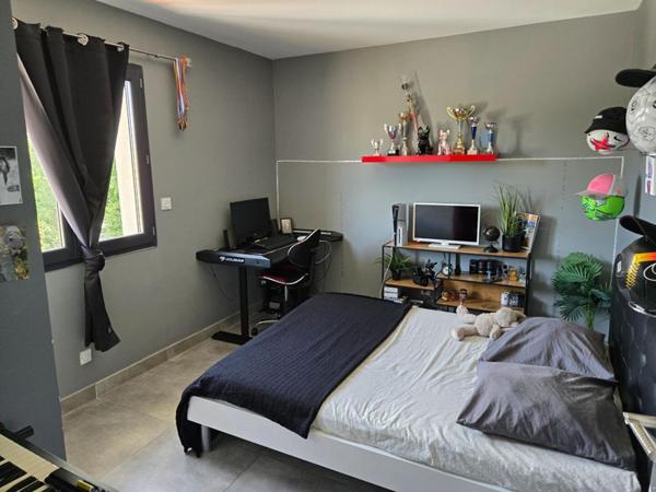 Villa de 124.7 M2 avec piscine et garage sur un terrain clos et arboré de 735 M2 au calme sans vis à vis