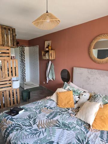 Villa de 124.7 M2 avec piscine et garage sur un terrain clos et arboré de 735 M2 au calme sans vis à vis