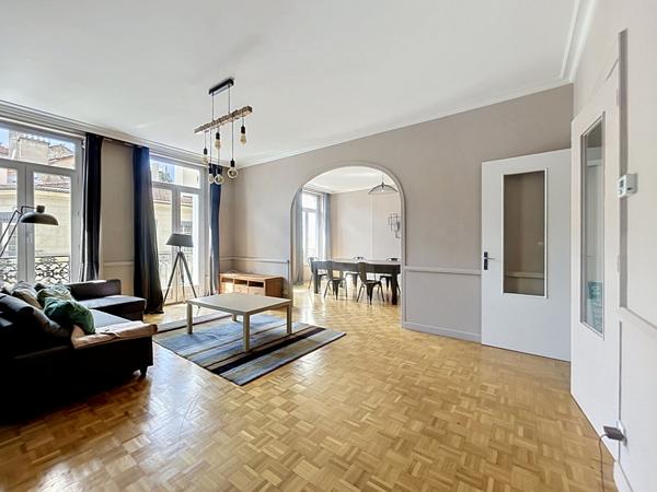 Exclusivité NESTENN : VASTE APPARTEMENT DE CARACTÈRE DE 114 M² EN PLEIN CENTRE-VILLE