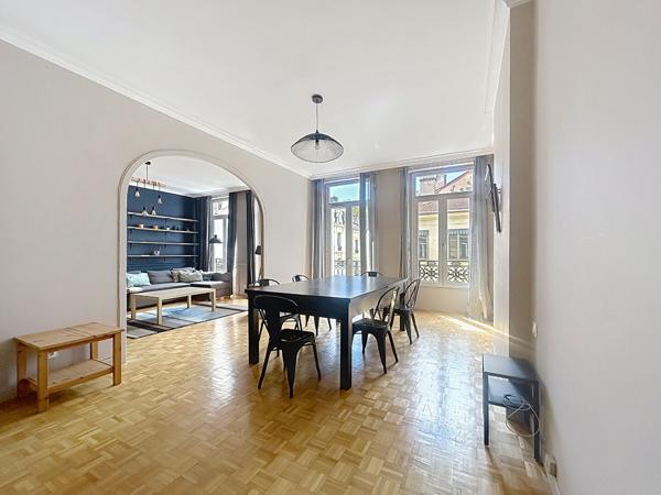 Exclusivité NESTENN : VASTE APPARTEMENT DE CARACTÈRE DE 114 M² EN PLEIN CENTRE-VILLE