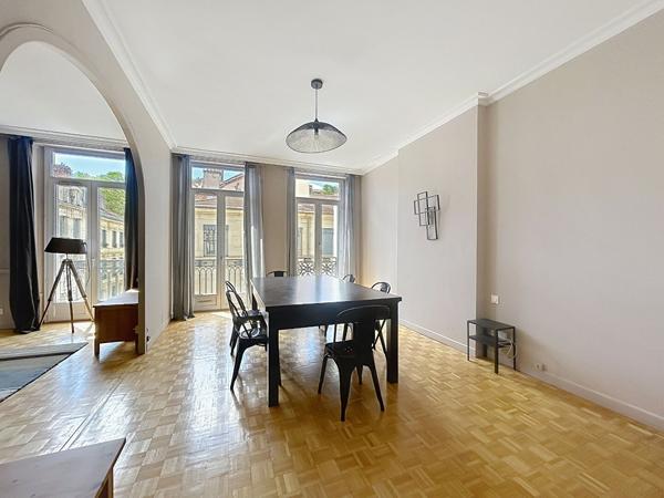 Exclusivité NESTENN : VASTE APPARTEMENT DE CARACTÈRE DE 114 M² EN PLEIN CENTRE-VILLE